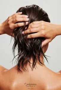 Fibre capillaire abîmée illustrant la technologie Bond Repair pour renforcer les cheveux sensibilisés.