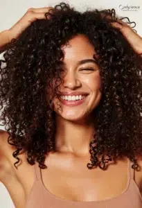 Cheveux bouclés naturels et Curly Girl Method