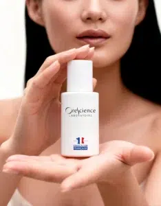 Application d’un Fragrance Primer sur la peau avant le parfum